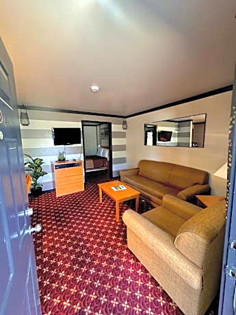 Queen Suite with Spa Bath