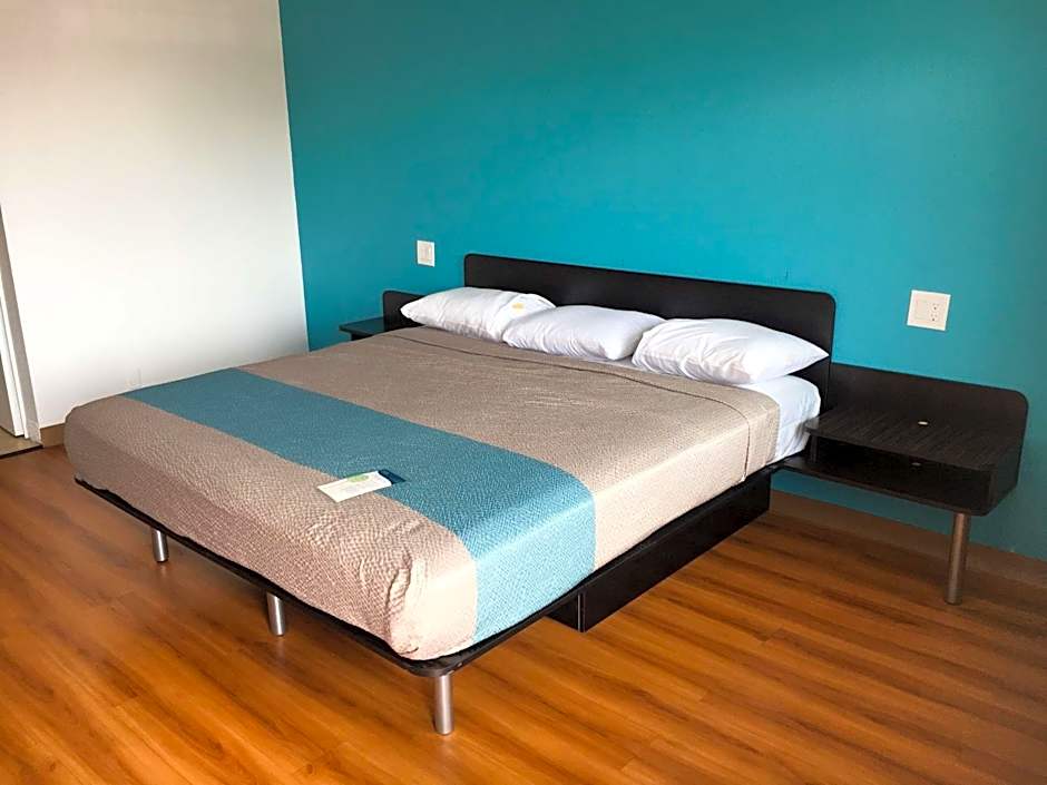 Photo 1 of 11 of Deluxe 1 King Bed, Smoking