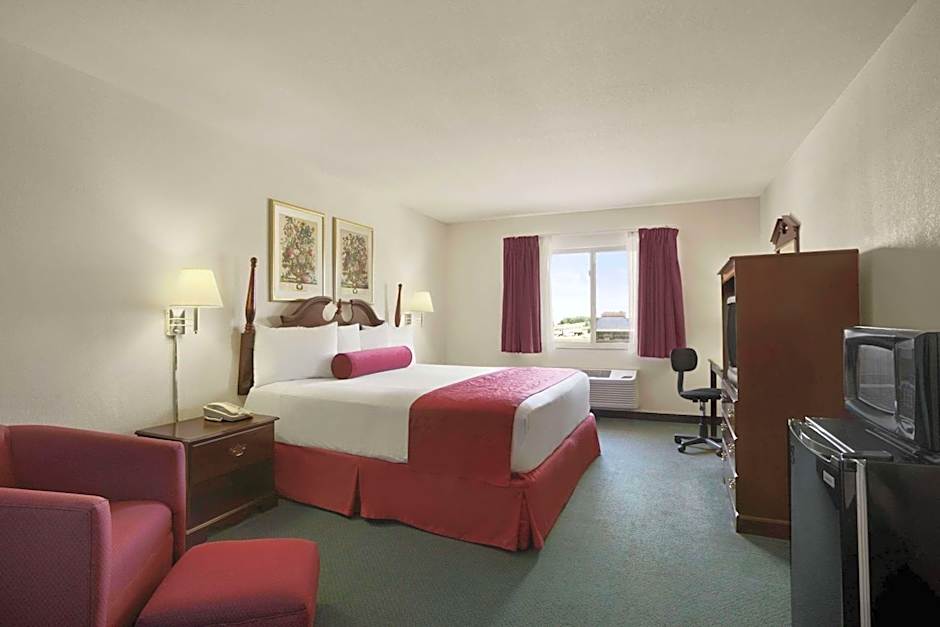 Days Inn & Suites by Wyndham Romeoville