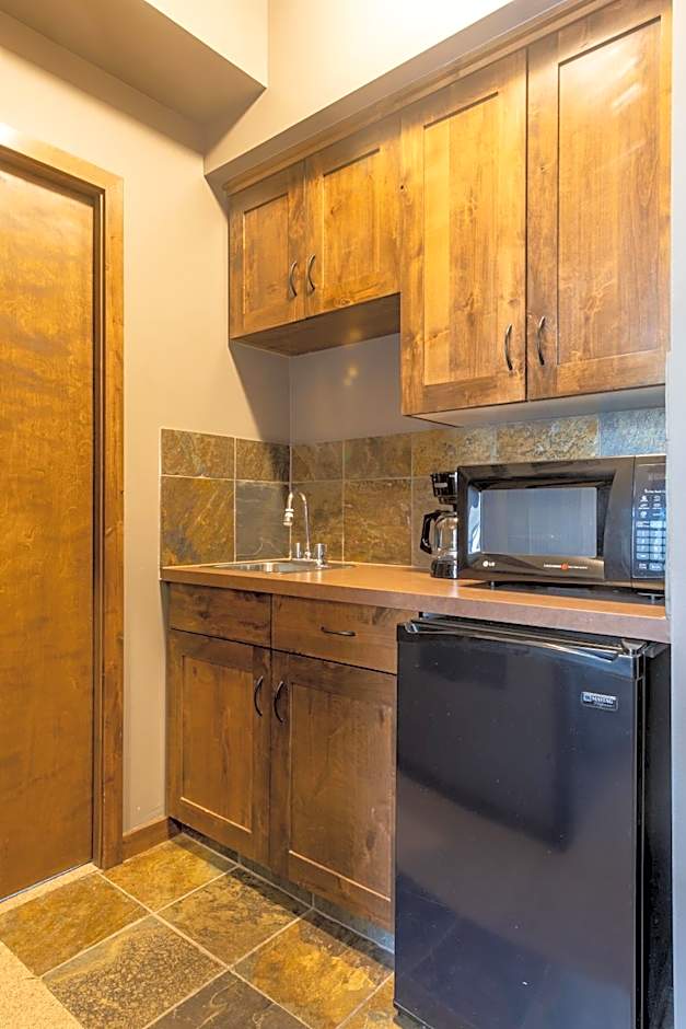 Glacier Mountaineer Lodge