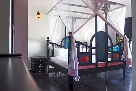 One-Bedroom Suite with Sea View