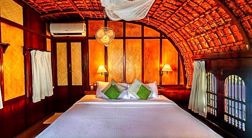 Spice Coast Cruises - Houseboat, A CGH Earth Experience