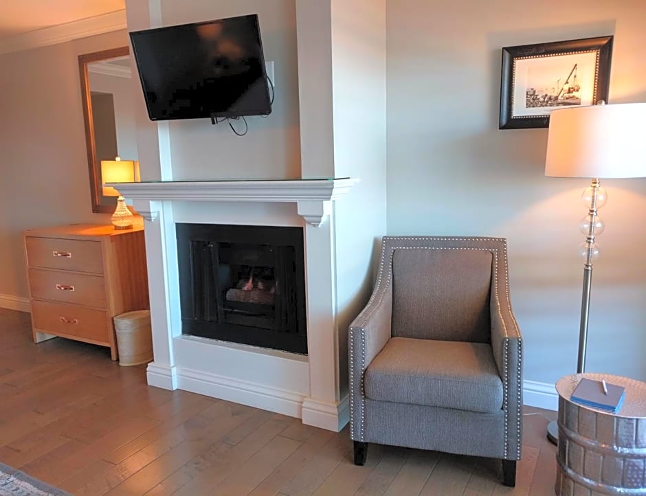 456 Embarcadero Inn & Suites