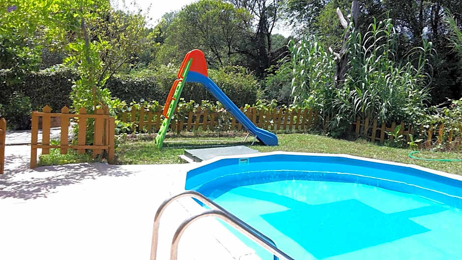 Georgina Apartments-pool-river-sea 5'