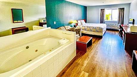 1 King Bed | Non-Smoking, Hot Tub, Micfridge