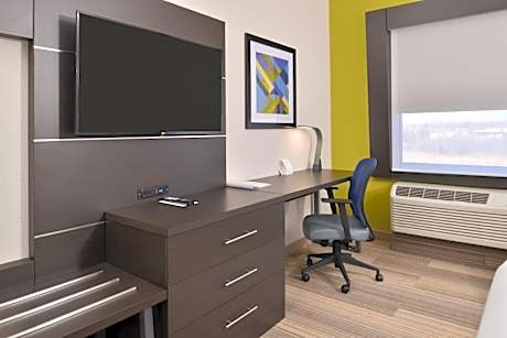 Queen Suite with Hearing Accessibility - Non-Smoking
