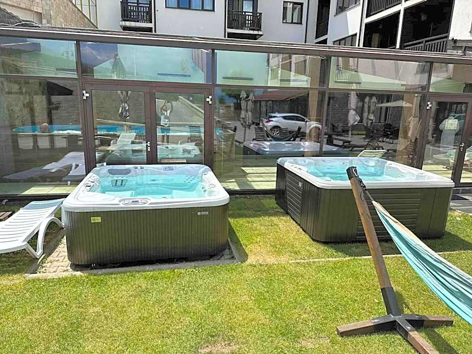 Royal Bansko - Family Apart Hotel With All Inclusive Light or HB&Drinks and Hot Pool & Jacuzzis