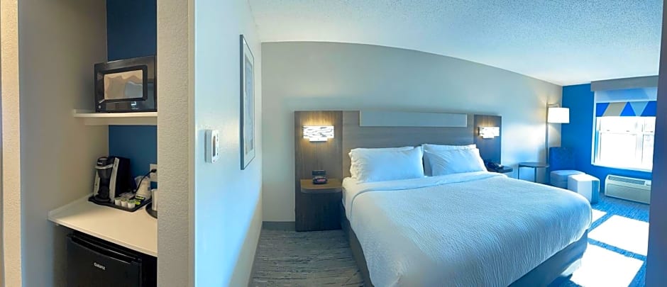 Holiday Inn Express & Suites Marquette, an IHG Hotel