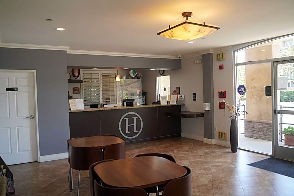 Harbor Inn & Suites