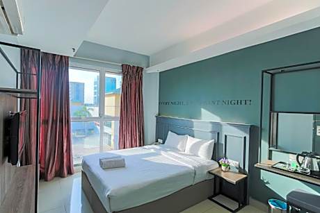 Deluxe Queen Room with Window