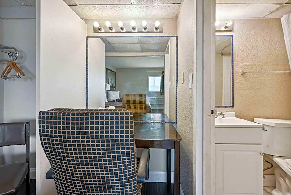 Super 8 by Wyndham Millbury/Toledo