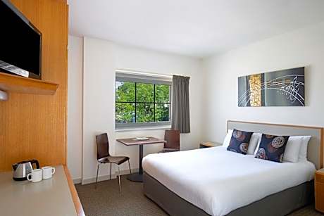 Hotel Queen Room – Stair Access Only