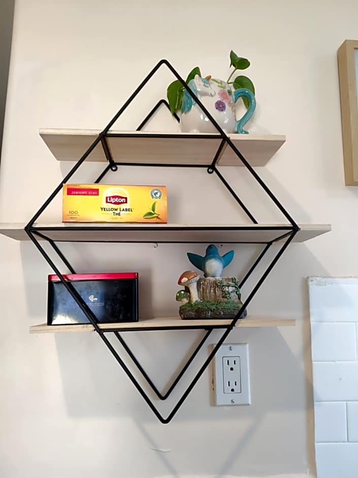 Helen's House / Close to Skytrain and Airport