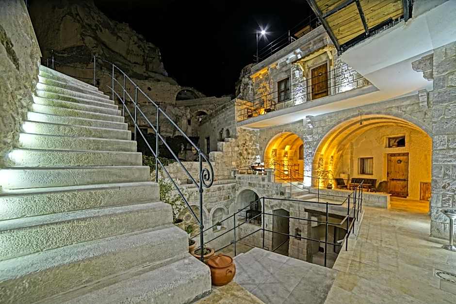 Risus Cave Suites