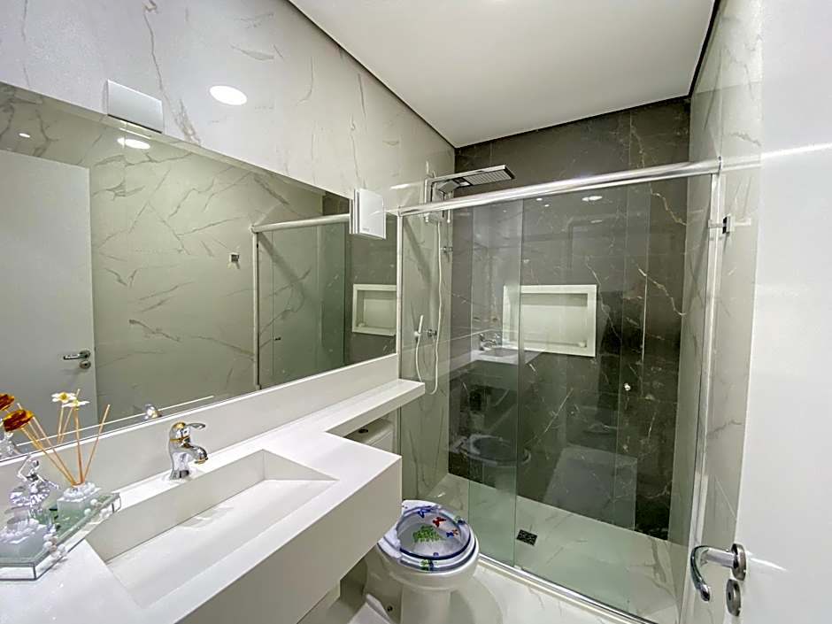 Fabuloso flat 241, Amarílis, Riviera de São Lourenço 3 Piscinas climatizadas carregador veiculo eletrico 2 quartos sendo uma suíte internet 500mb Adega, cozinha equipada completa, serviço de praia fim de semana limpeza trocas de toalhas,