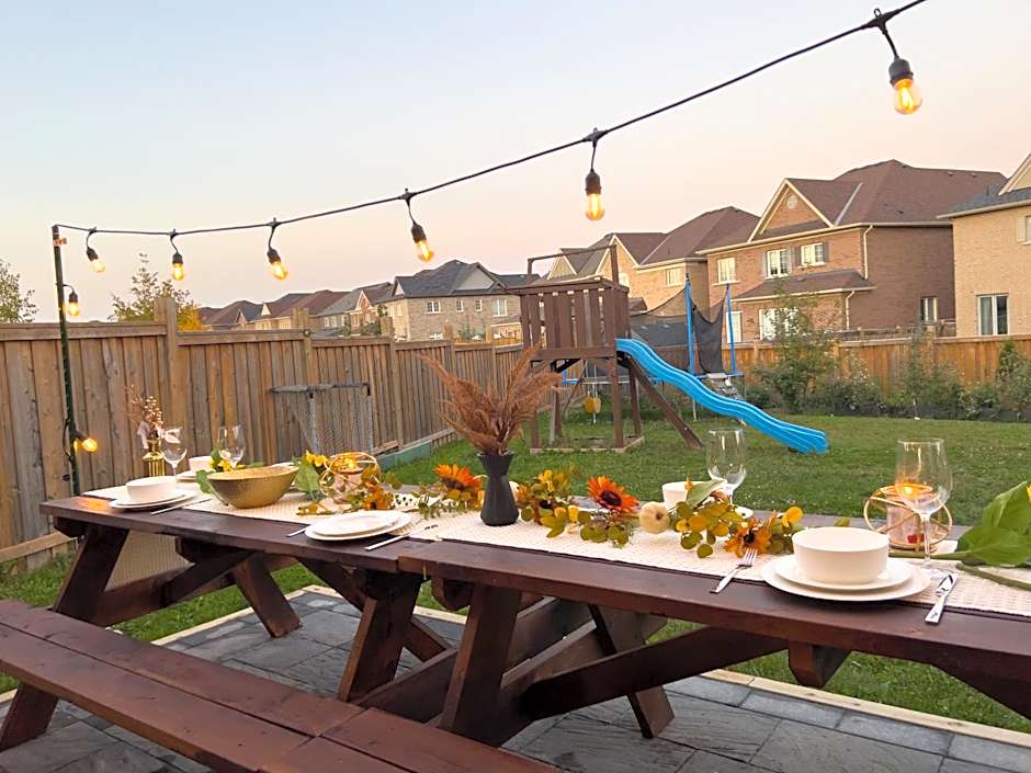 Oshawa Family Haven - Luxury 7BR Villa with Cozy Fireplaces & Hot Tub