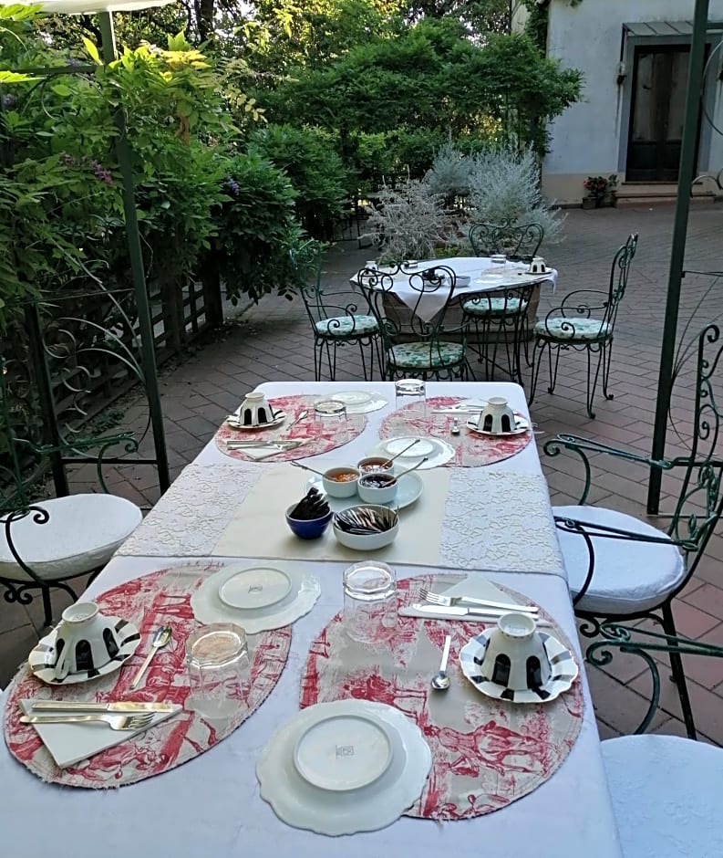 Villa La Dogana B&B di Charme - Historic Villa with a beautiful garden - private parking