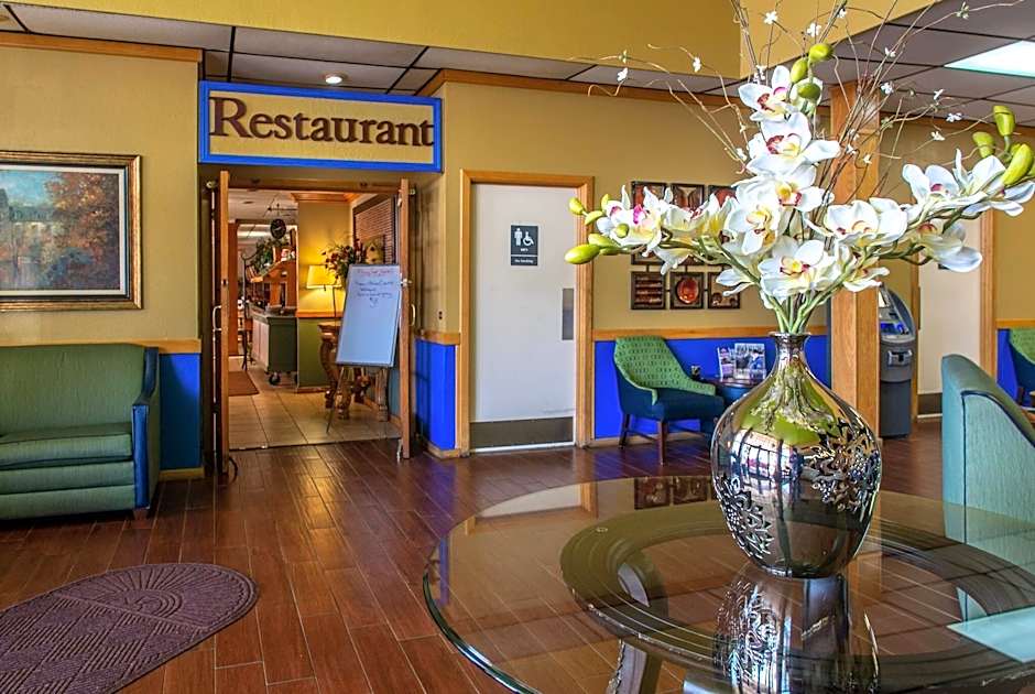 Days Inn by Wyndham Clinton