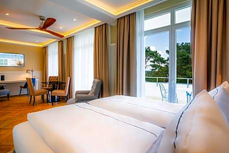 Suite with Lounge Access