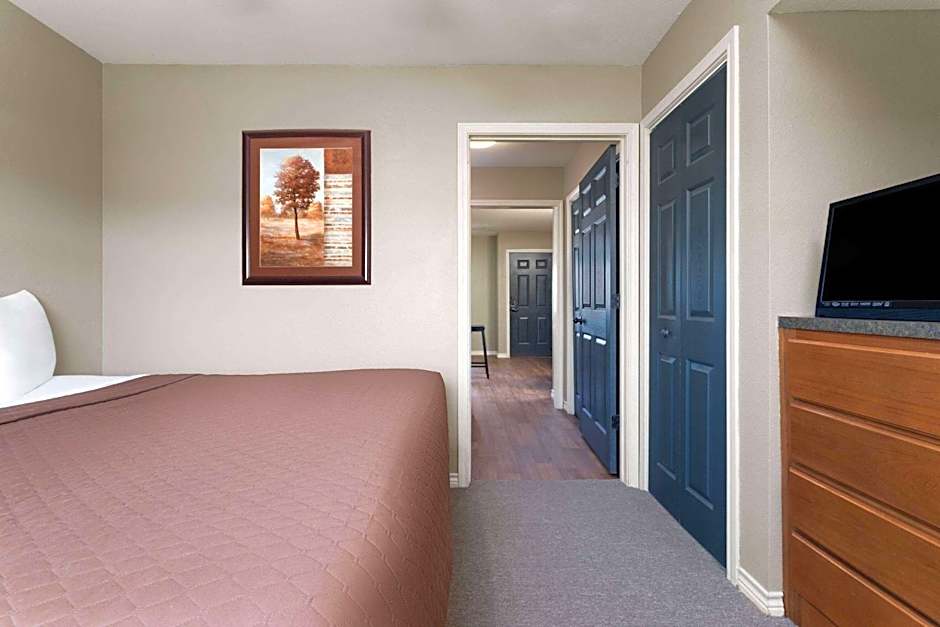 Eagle's Den Suites Kenedy a Travelodge by Wyndham