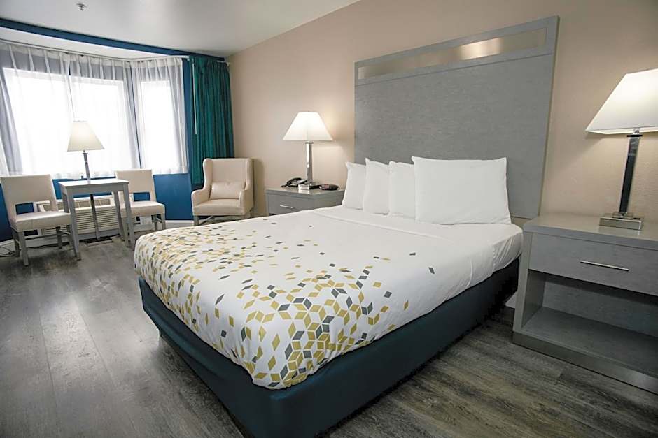 Photo 1 of 6 of Deluxe 1 Queen Bed