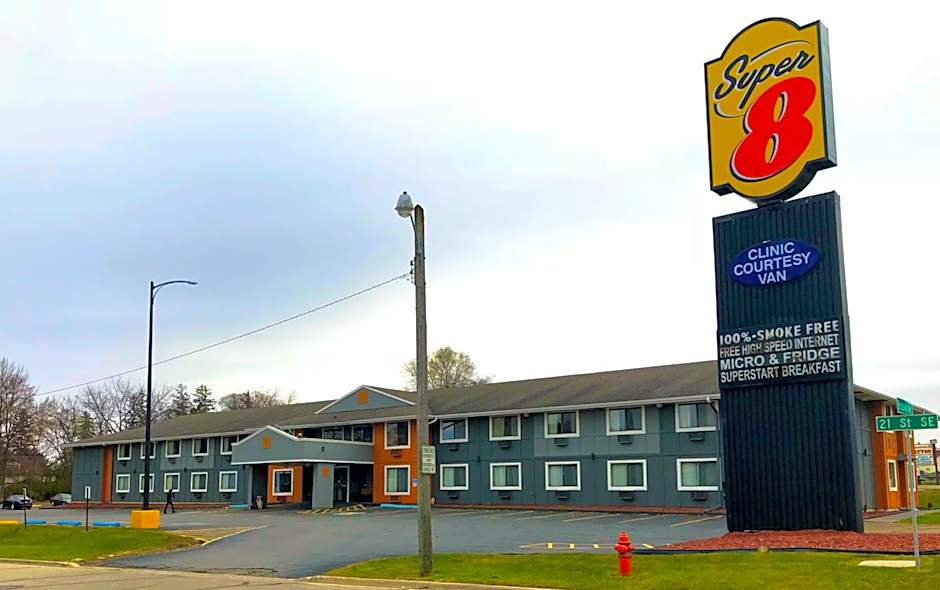 Super 8 by Wyndham Rochester Mayo Clinic Area