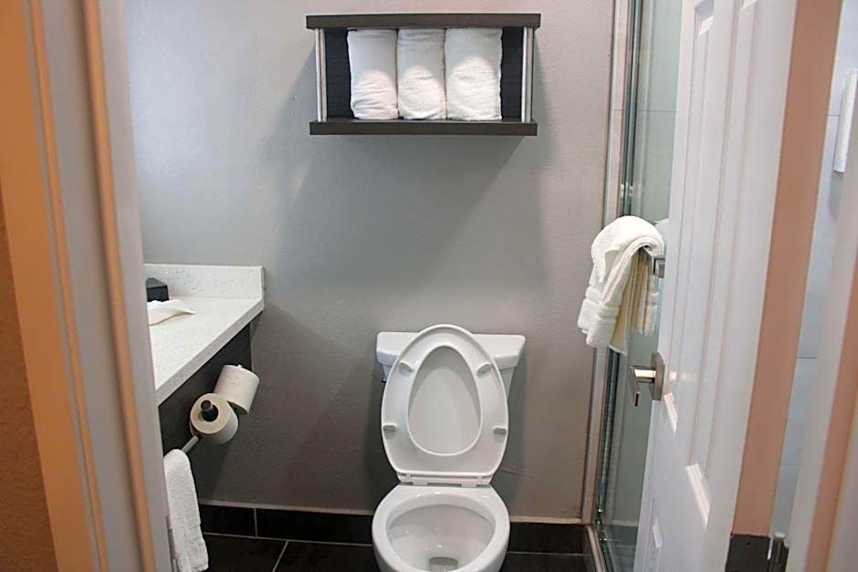 Clarion Pointe Marshall