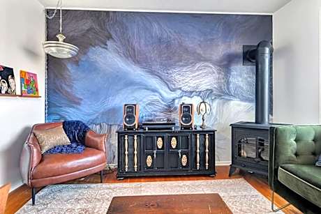 Retro vibe w hot tub piano lounge and vinyls