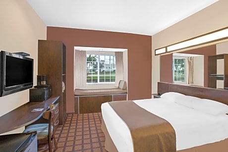 suite accessible-queen size bed