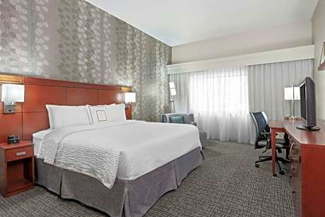 King Room with Roll-In Shower - Mobility Accessible