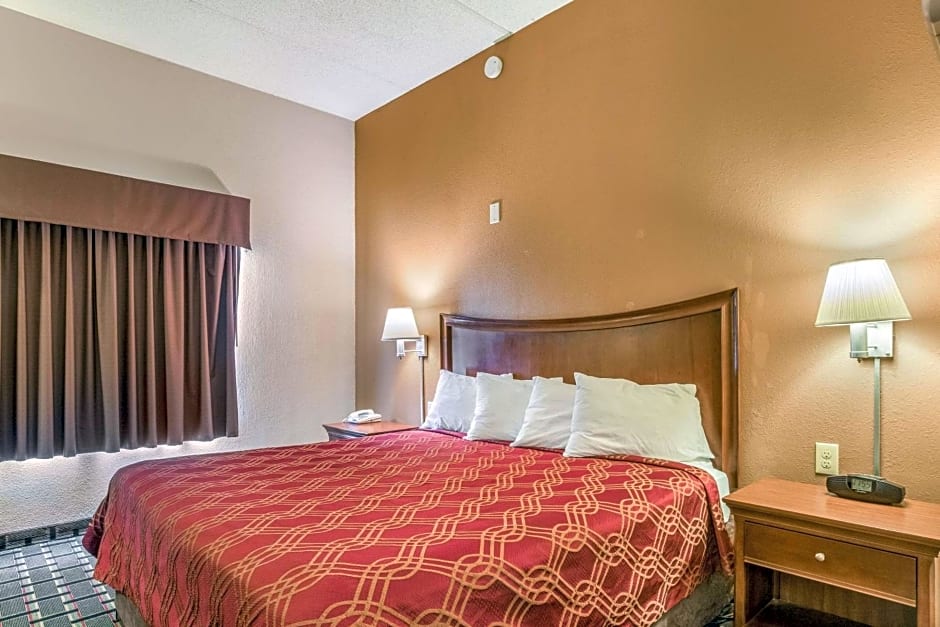 Econo Lodge Inn & Suites Marietta