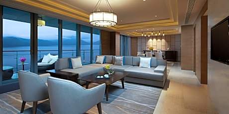 1 King 1 Bedroom Premier Club Suite Living Area Lake View