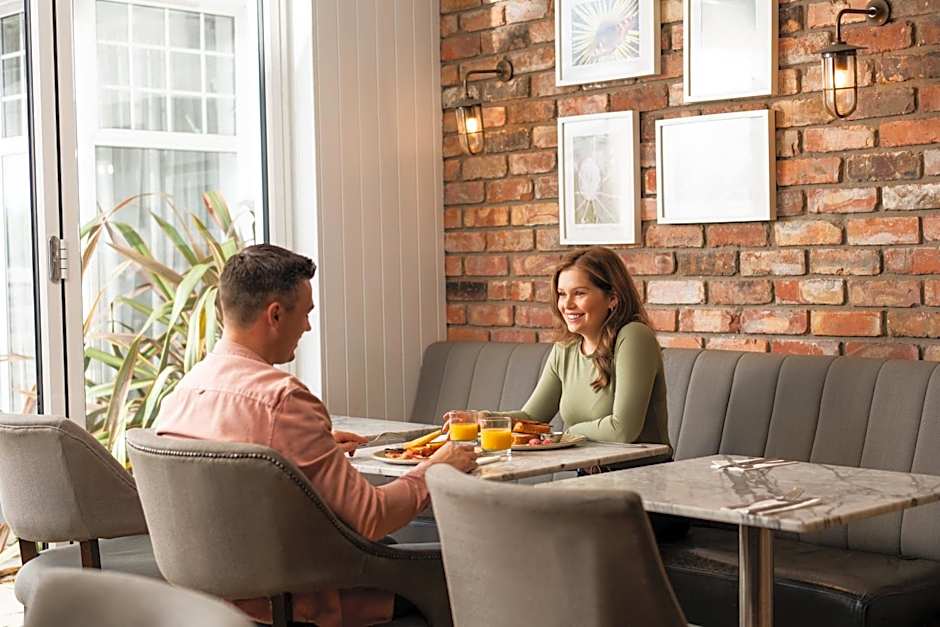 Ivanhoe Inn and Hotel