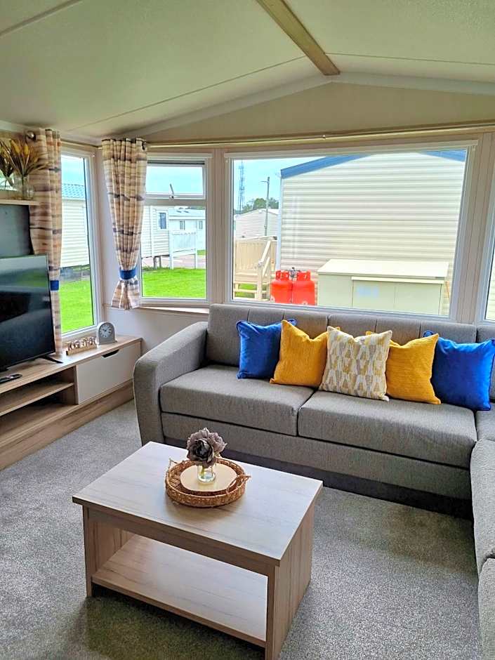 Modern Family Caravan with WiFi at Valley Farm, Clacton-on-Sea