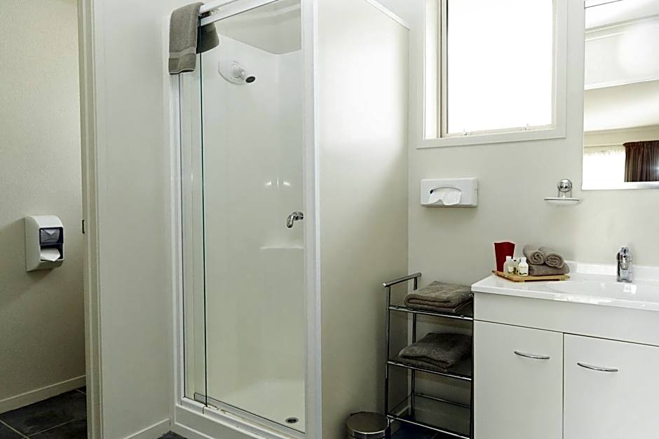 Admiral Court Motel & Apartments