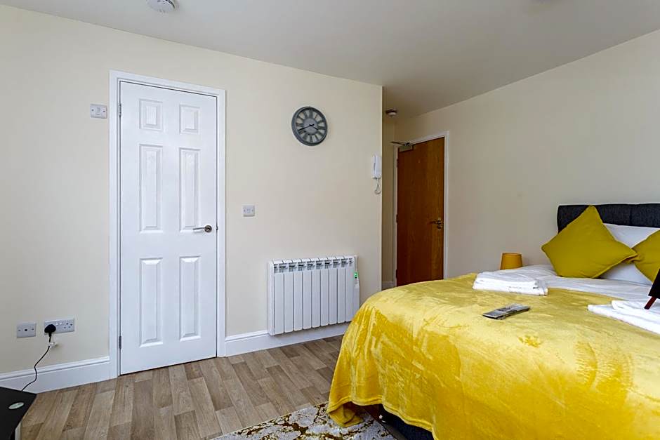 St Mary's - Modern Central Huge Studio Apartments