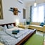 Acacia Private Rooms & Studios