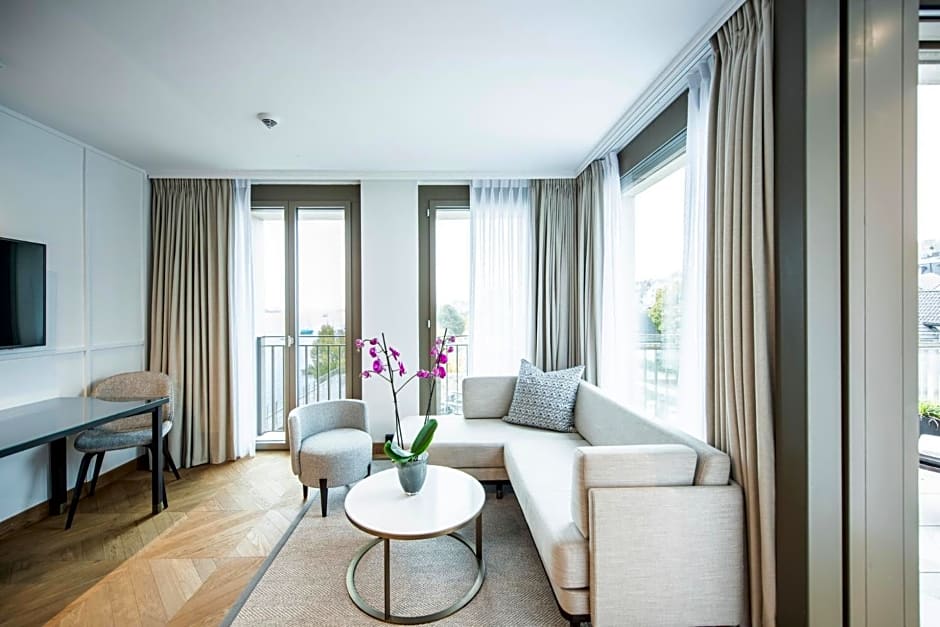 ALEX - Lakefront Lifestyle Hotel & Suites