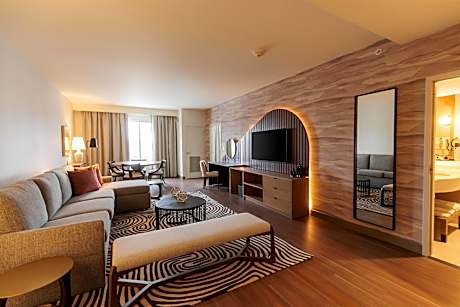 1 KING 1 BDRM 2 BATHROOM SUITE WITH RIVERVIEW
