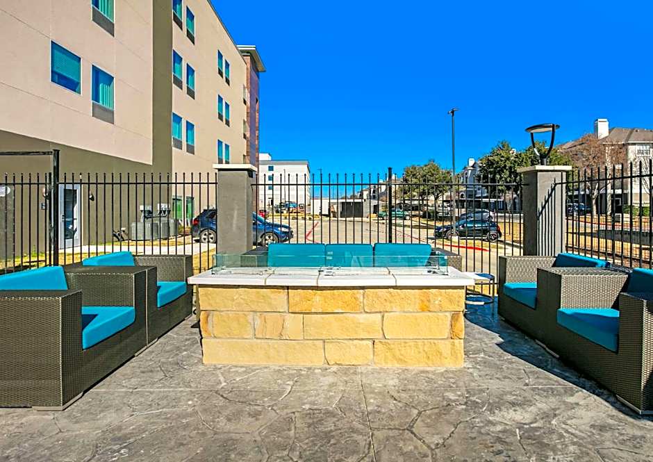 La Quinta Inn & Suites by Wyndham DFW West-Glade-Parks