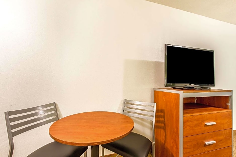 Econo Lodge Inn & Suites