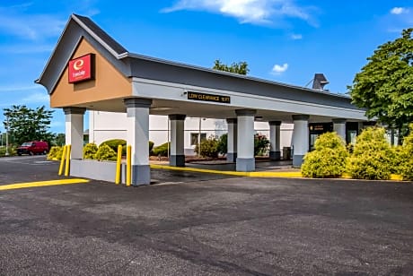 Econo Lodge Inn & Suites