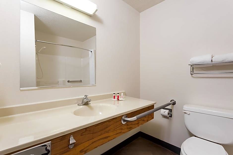 Super 8 by Wyndham Germantown/Milwaukee