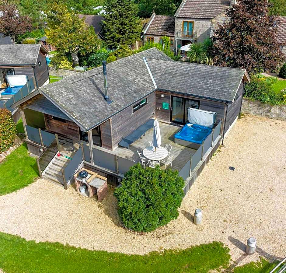 Tor Farm Lodges - Private Hot Tubs, Shared Seasonal Outdoor Pool, Dog Friendly