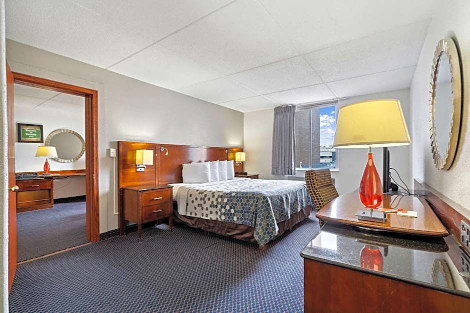 Econo Lodge Inn & Suites Waterloo Downtown