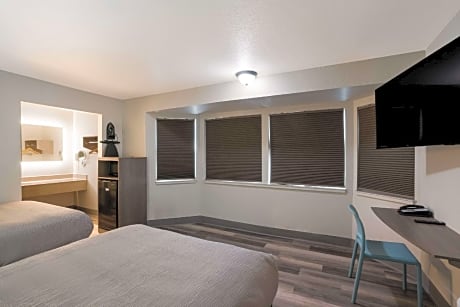 2 Double Beds, Suite, Nonsmoking, Upgrade