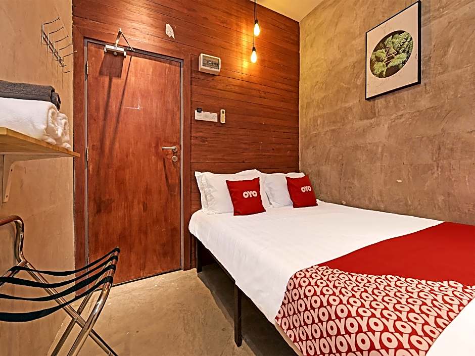 OYO 90662 The 1975 Hotel