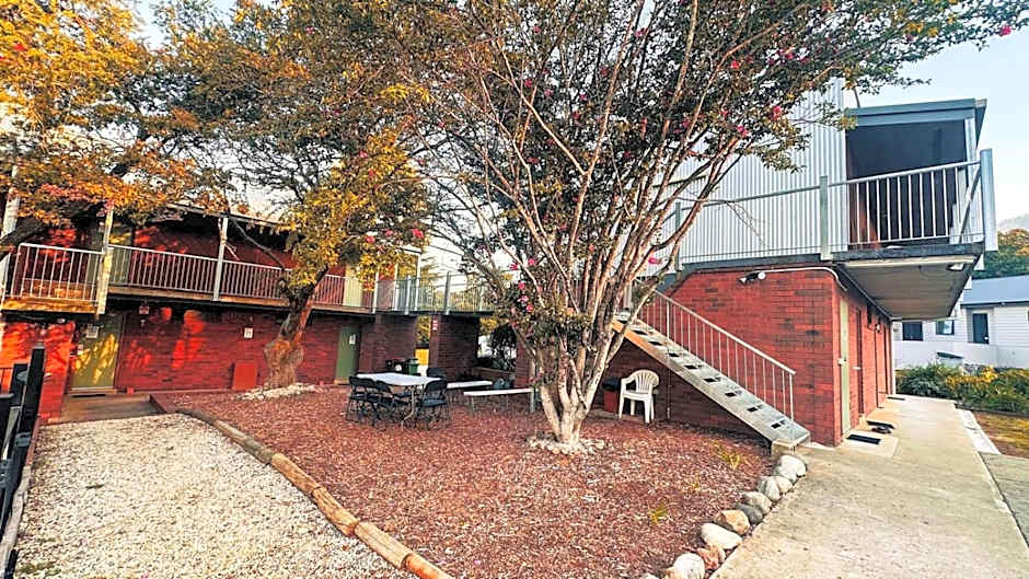 Mountain Creek Motel Bar & Restaurant