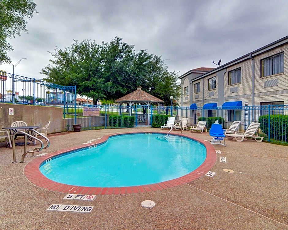 Quality Inn & Suites Grand Prairie