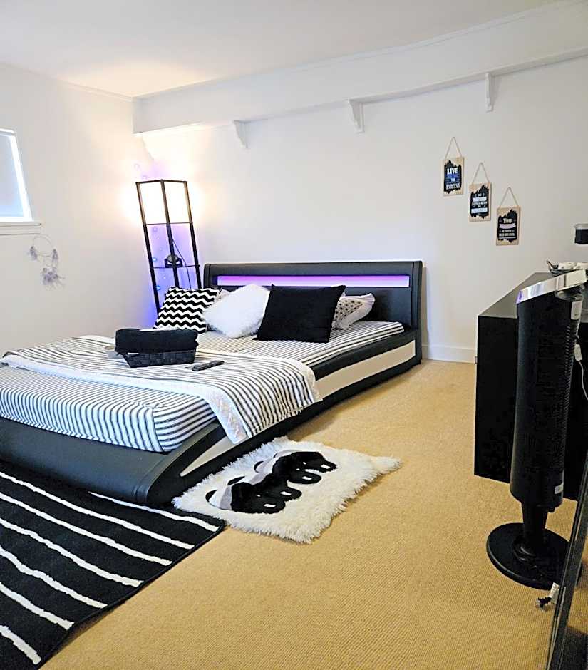 Comfy Stylish Room in the Heart of Vancouver- Private Parking, Self Check-in & just 4 mins to Metrotown!